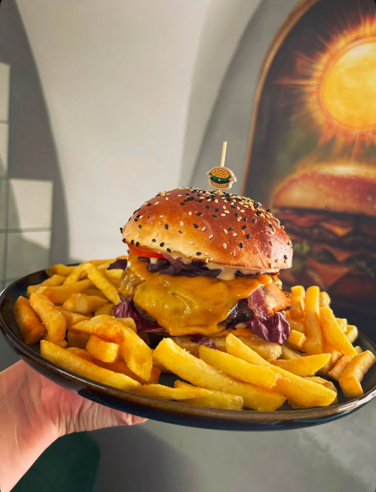 Burger s cheddarem a hranolkami v Mad Monkey Café & Bistro